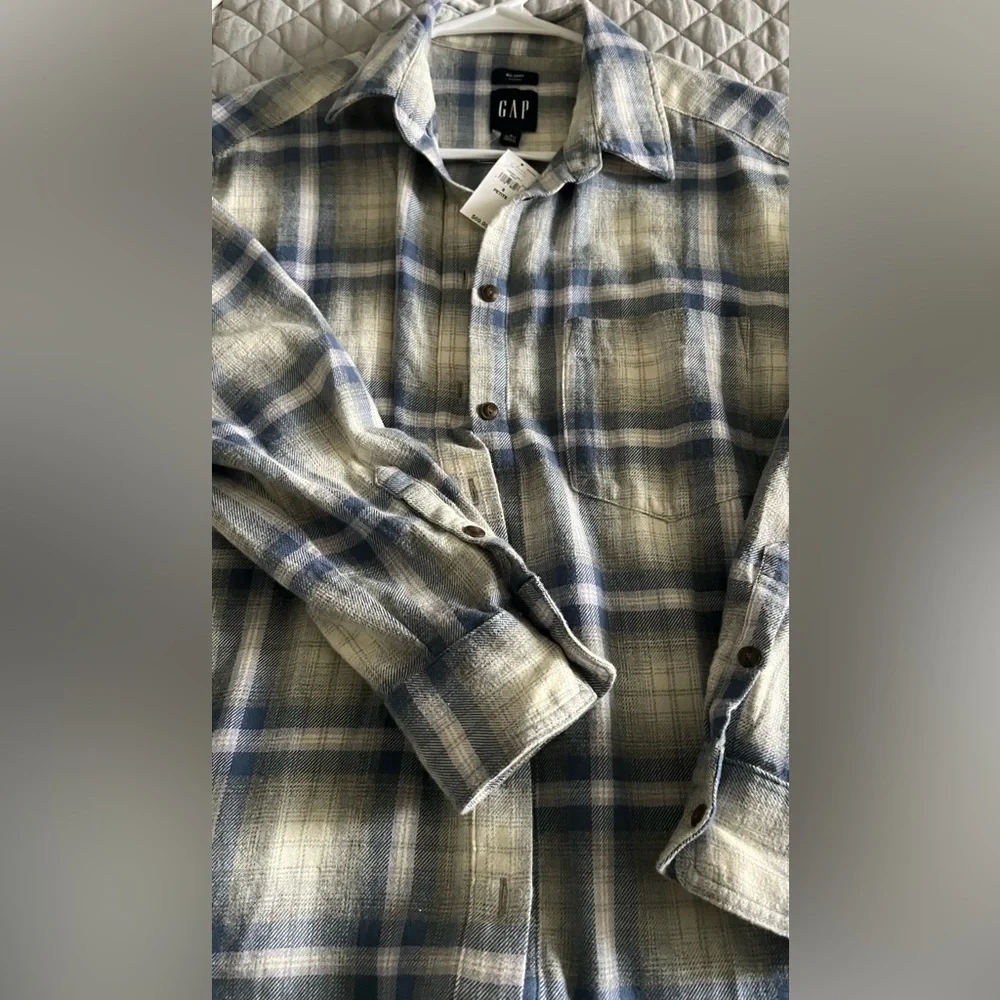 GAP Women’s Casual Blue and Cream Plaid Shirt - Picture 4 of 4
